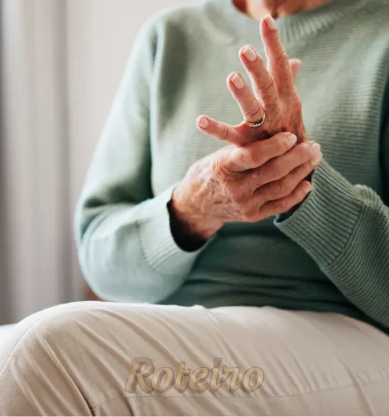 Mulher com dor causada por fibromialgia buscando direitos no INSS. Direitos Fibromialgia INSS 2026 - Dra Vanessa Alves