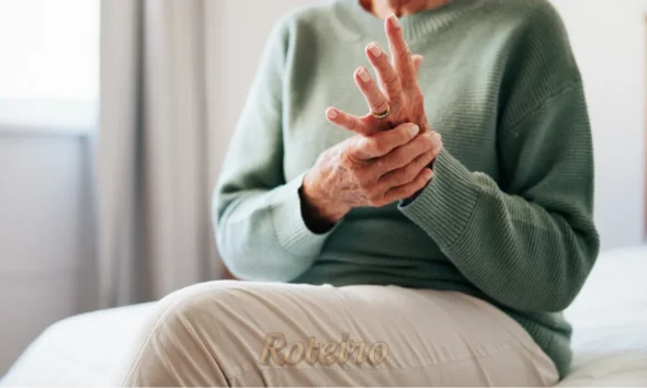 Mulher com dor causada por fibromialgia buscando direitos no INSS. Direitos Fibromialgia INSS 2026 - Dra Vanessa Alves