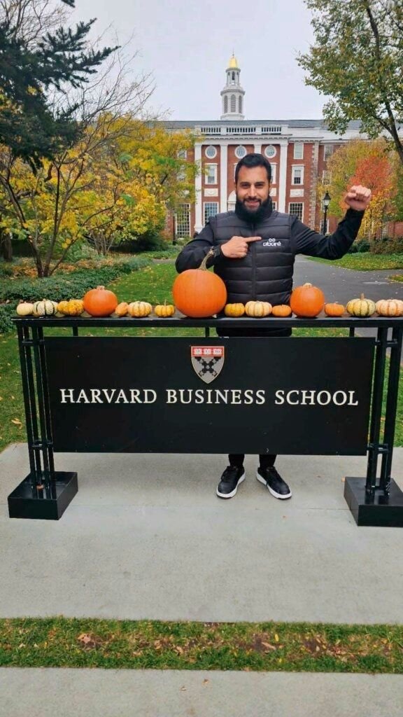 Luis Guilherme Melo em frente a um dos predios de Harvard