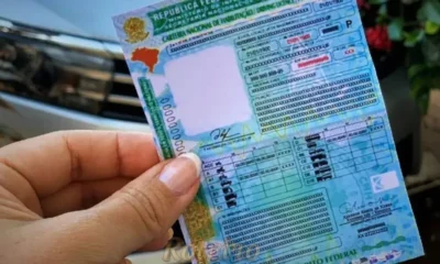 uma mão feminina segunrando uma cnh