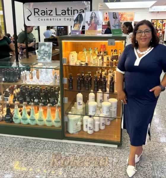 Telma dos Santos em frente ao Quiosque da Raiz Latina no Shopping Jardim Oriente em São josé dos na inauguração Campos