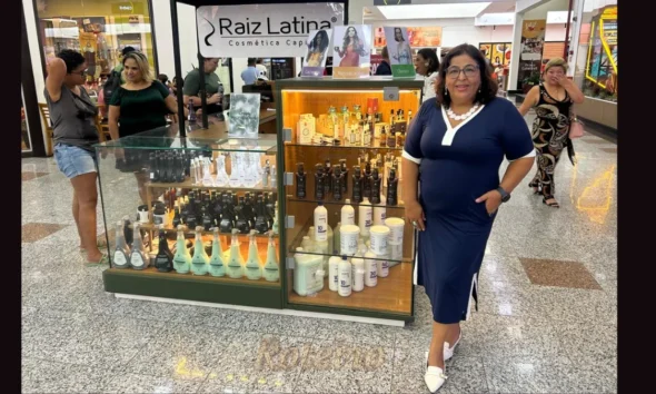 Telma dos Santos em frente ao Quiosque da Raiz Latina no Shopping Jardim Oriente em São josé dos na inauguração Campos