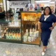 Telma dos Santos em frente ao Quiosque da Raiz Latina no Shopping Jardim Oriente em São josé dos na inauguração Campos