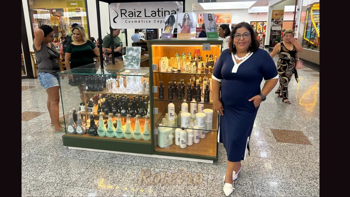 Telma dos Santos em frente ao Quiosque da Raiz Latina no Shopping Jardim Oriente em São josé dos na inauguração Campos