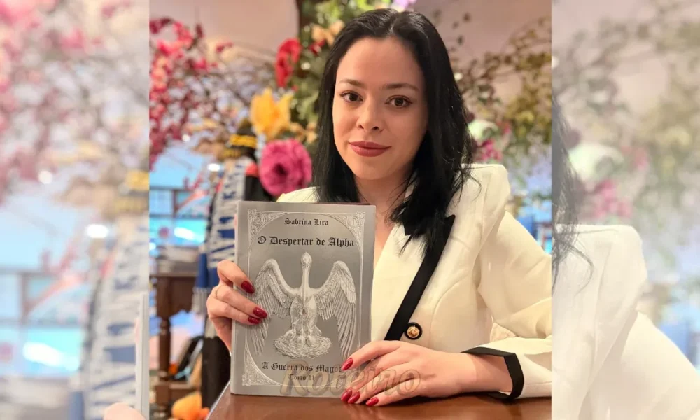 Sabrina Lira segurando seu livro “O Despertar de Alpha”