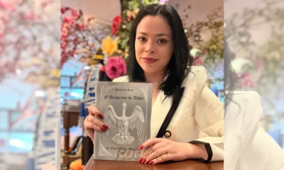 Sabrina Lira segurando seu livro “O Despertar de Alpha”