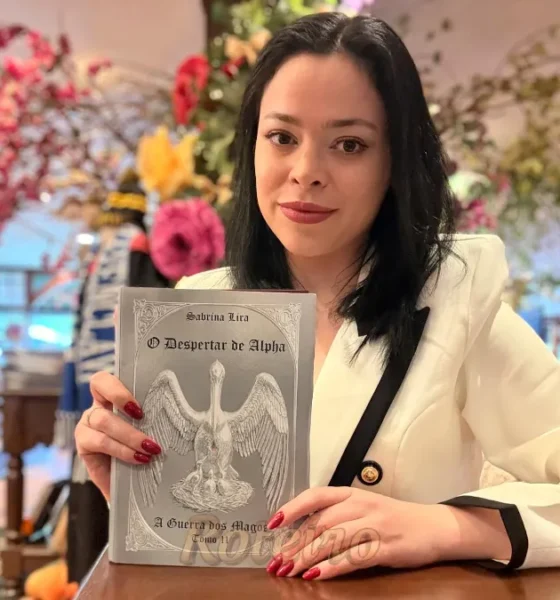 Sabrina Lira segurando seu livro “O Despertar de Alpha”