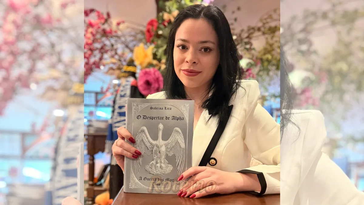 Sabrina Lira segurando seu livro “O Despertar de Alpha”