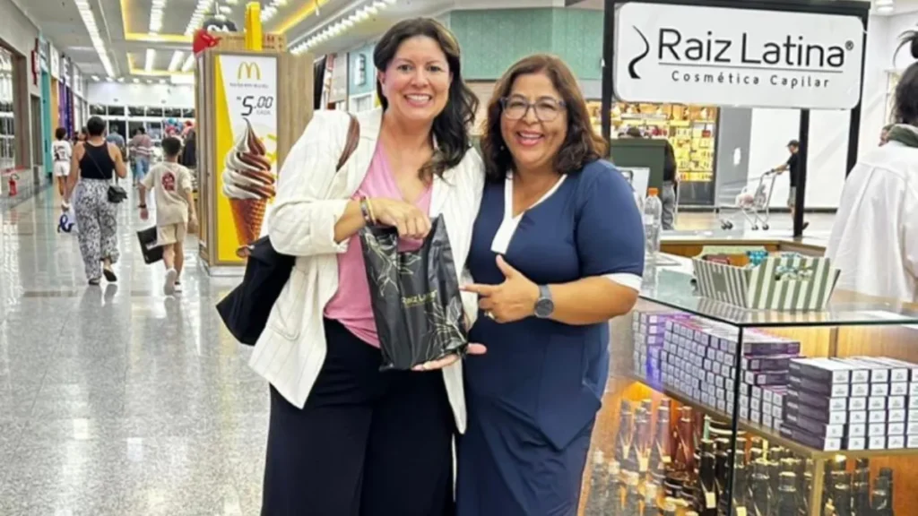 Cristine Goncalves De Souza e Telma Santos na inauguração do quiosque da Raiz Latina