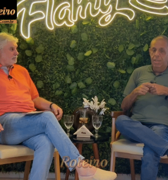 Glauco Guimarães e apresentador do RoteiroSJC, Marcio Marcondes, em entrevista descontraída na Flamy São José dos Campos. O locutor veste camisa escura e sorri durante o bate-papo sobre sua trajetória no rádio.