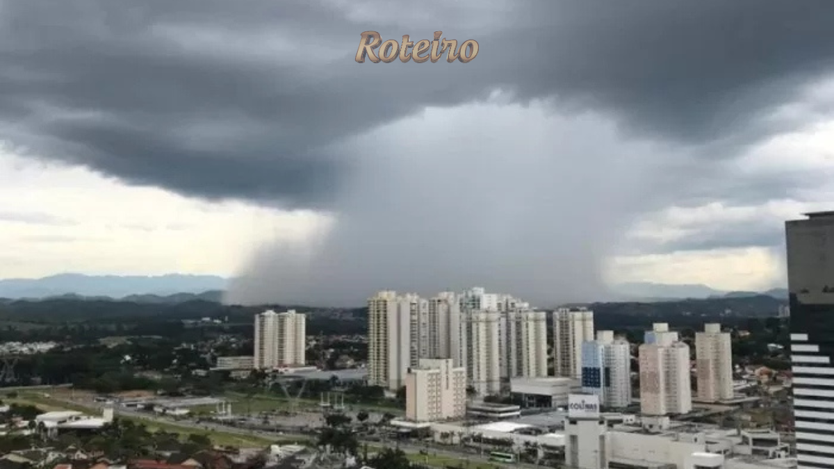 Céu encoberto por nuvens escuras e carregadas sobre São José dos Campos, indicando a chegada de tempestades e chuvas intensas conforme alerta laranja do Inmet.