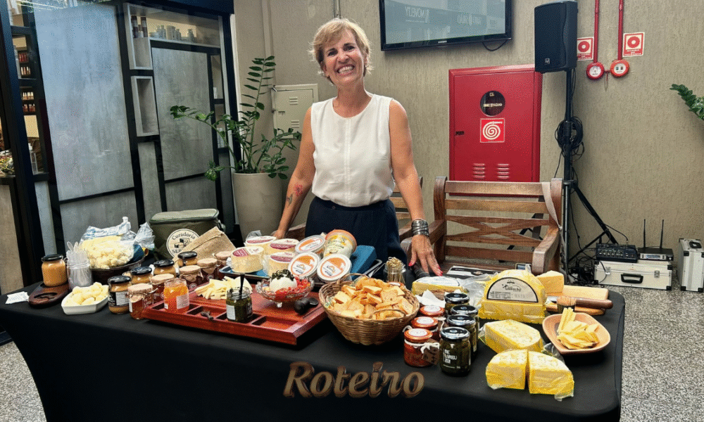 Mesa repleta de queijos artesanais, geleias e antepastos em evento gastronômico no Shopping Esplanada, São José dos Campos. A queijista Carla Serrano, da Curadoria Serrano, apresenta sua seleção de queijos premiados.