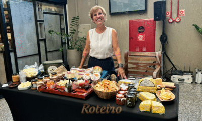 Mesa repleta de queijos artesanais, geleias e antepastos em evento gastronômico no Shopping Esplanada, São José dos Campos. A queijista Carla Serrano, da Curadoria Serrano, apresenta sua seleção de queijos premiados.
