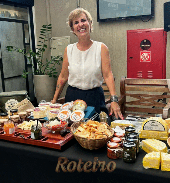 Mesa repleta de queijos artesanais, geleias e antepastos em evento gastronômico no Shopping Esplanada, São José dos Campos. A queijista Carla Serrano, da Curadoria Serrano, apresenta sua seleção de queijos premiados.