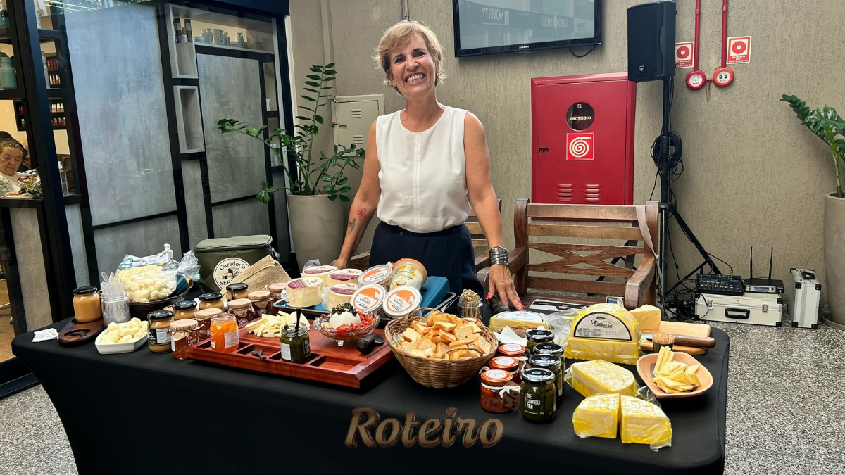 Mesa repleta de queijos artesanais, geleias e antepastos em evento gastronômico no Shopping Esplanada, São José dos Campos. A queijista Carla Serrano, da Curadoria Serrano, apresenta sua seleção de queijos premiados.
