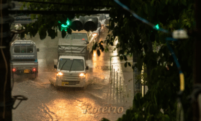 carros na cidade com chuva