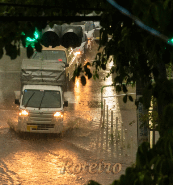 carros na cidade com chuva