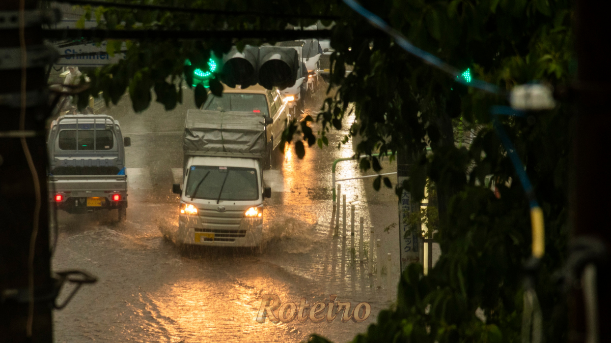 carros na cidade com chuva