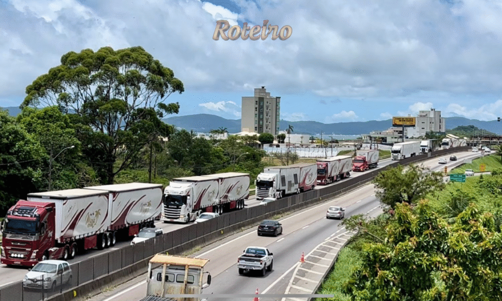 Fila de caminhões modernos e adesivados com a logomarca do Mirage Circus trafegando por rodovia em direção a São José dos Campos