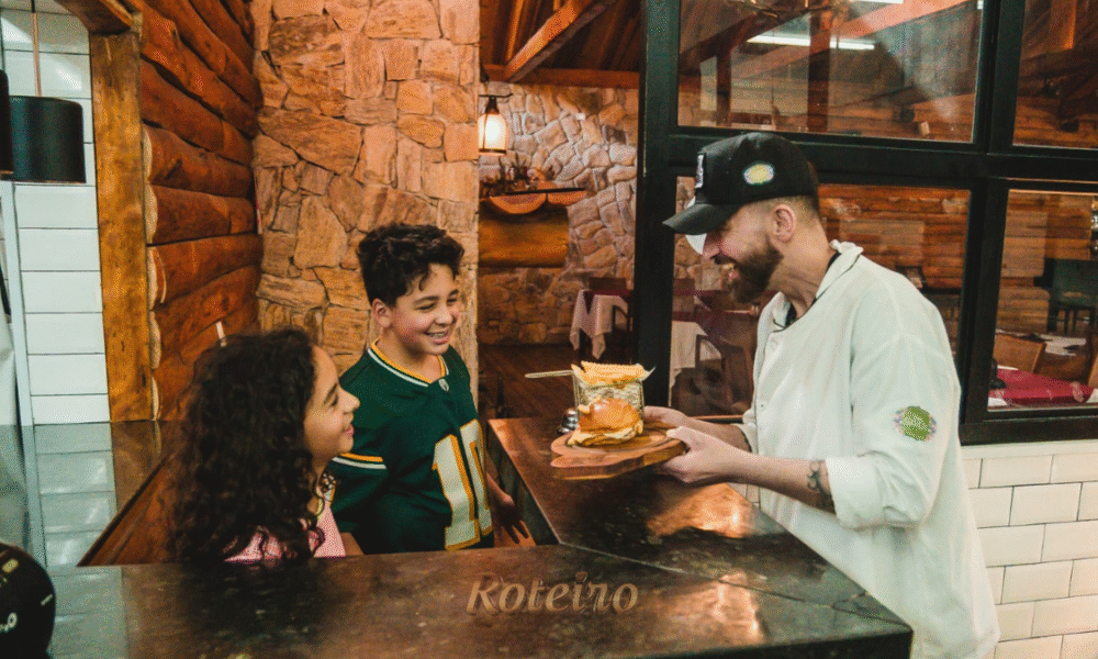 Crianças participando da caça aos ovos de Páscoa nos jardins gramados do Hotel Savoy em Campos do Jordão