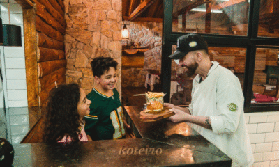 Crianças participando da caça aos ovos de Páscoa nos jardins gramados do Hotel Savoy em Campos do Jordão