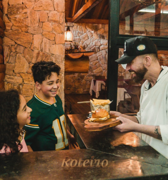 Crianças participando da caça aos ovos de Páscoa nos jardins gramados do Hotel Savoy em Campos do Jordão