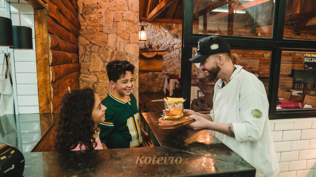 Crianças participando da caça aos ovos de Páscoa nos jardins gramados do Hotel Savoy em Campos do Jordão