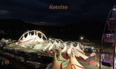 Vista noturna da megaestrutura iluminada do Mirage Circus montada em São José dos Campos, destacando a lona climatizada e as luzes cênicas em frente ao Aquarius Open Mall.