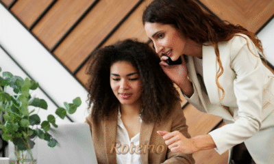 Duas mulheres conversando sobre dados em um computador