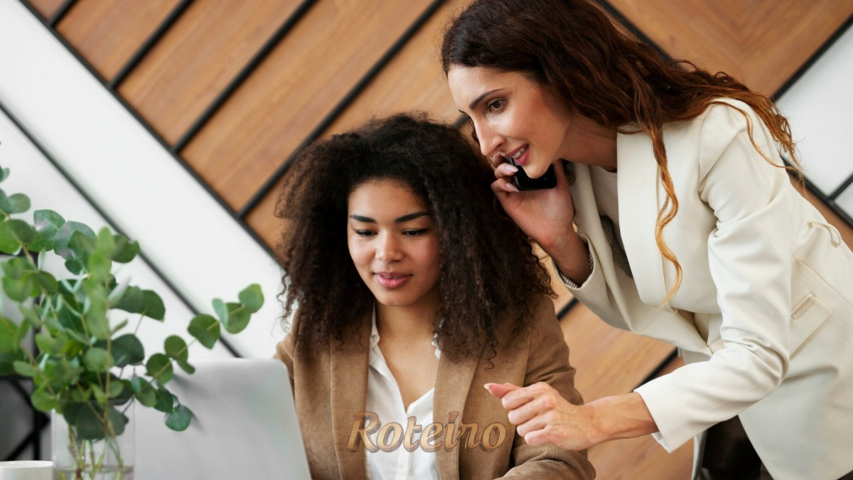 Duas mulheres conversando sobre dados em um computador