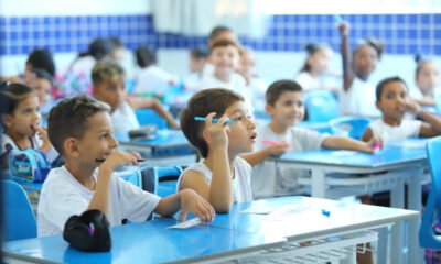 escola da rede municipal de São José dos Campos com alunos e professores em atividade pedagógica, ilustrando o protagonismo da educação da cidade no Fórum Regional em Lorena.