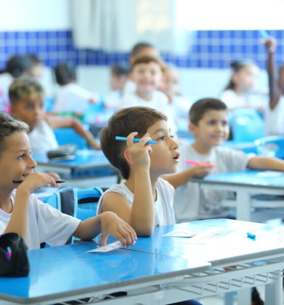 escola da rede municipal de São José dos Campos com alunos e professores em atividade pedagógica, ilustrando o protagonismo da educação da cidade no Fórum Regional em Lorena.