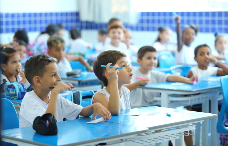 escola da rede municipal de São José dos Campos com alunos e professores em atividade pedagógica, ilustrando o protagonismo da educação da cidade no Fórum Regional em Lorena.