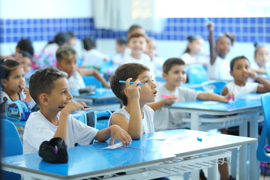 escola da rede municipal de São José dos Campos com alunos e professores em atividade pedagógica, ilustrando o protagonismo da educação da cidade no Fórum Regional em Lorena.