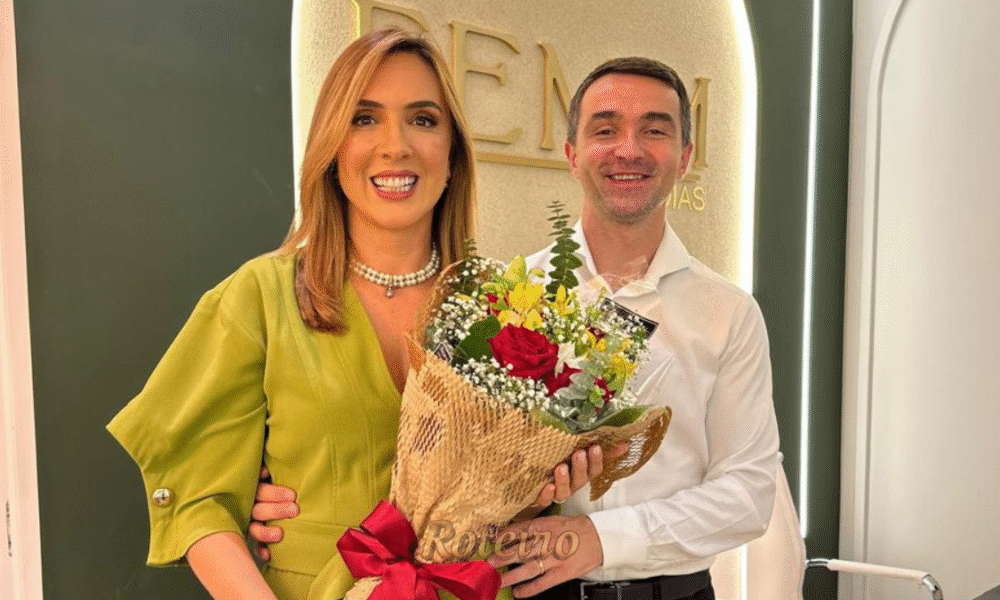 Os proprietários Elizângela e Mário recepcionam convidadas durante o coquetel de inauguração da nova Loja Conceito da Femm Joias no Jardim Aquarius, em São José dos Campos.