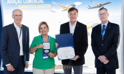 Ana Maria Bueno Silva Pinheiro, filha do fundador da Embraer Ozires Silva, sorri ao segurar a Medalha Giuseppe Gabrielli recebida em homenagem ao pai.