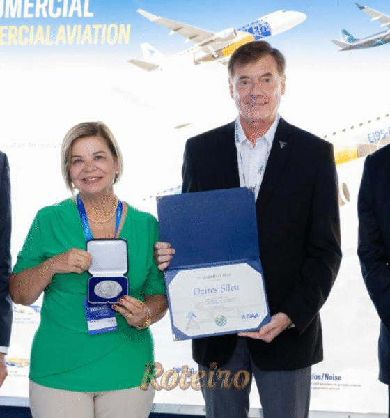Ana Maria Bueno Silva Pinheiro, filha do fundador da Embraer Ozires Silva, sorri ao segurar a Medalha Giuseppe Gabrielli recebida em homenagem ao pai.