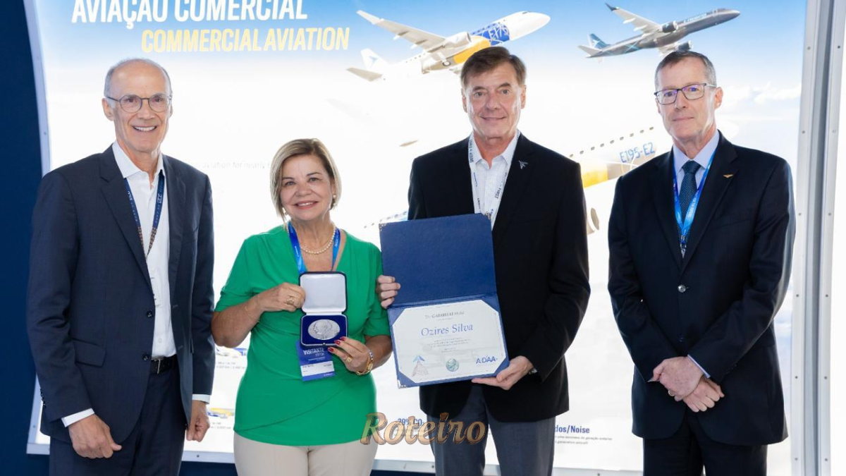 Ana Maria Bueno Silva Pinheiro, filha do fundador da Embraer Ozires Silva, sorri ao segurar a Medalha Giuseppe Gabrielli recebida em homenagem ao pai.