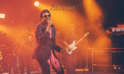 Seu Jorge cantando em um show