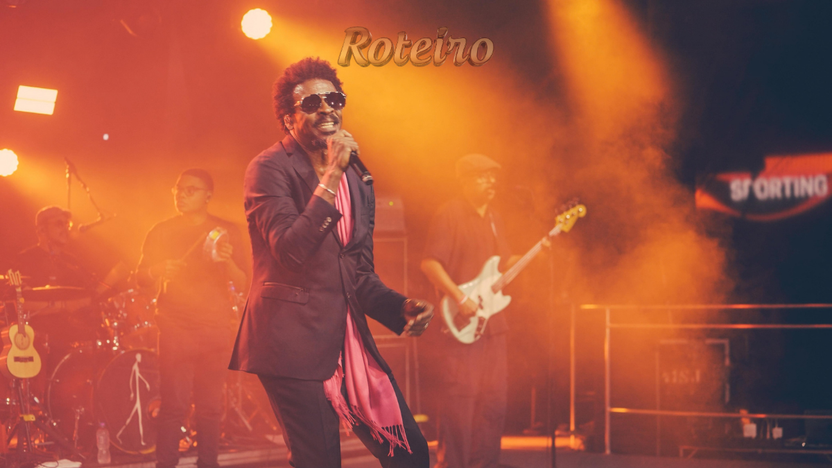 Seu Jorge cantando em um show