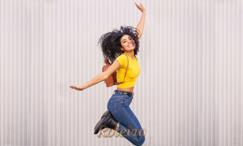 Mulher feliz indo aproveitar a semana da mulher no shopping jardim oriente