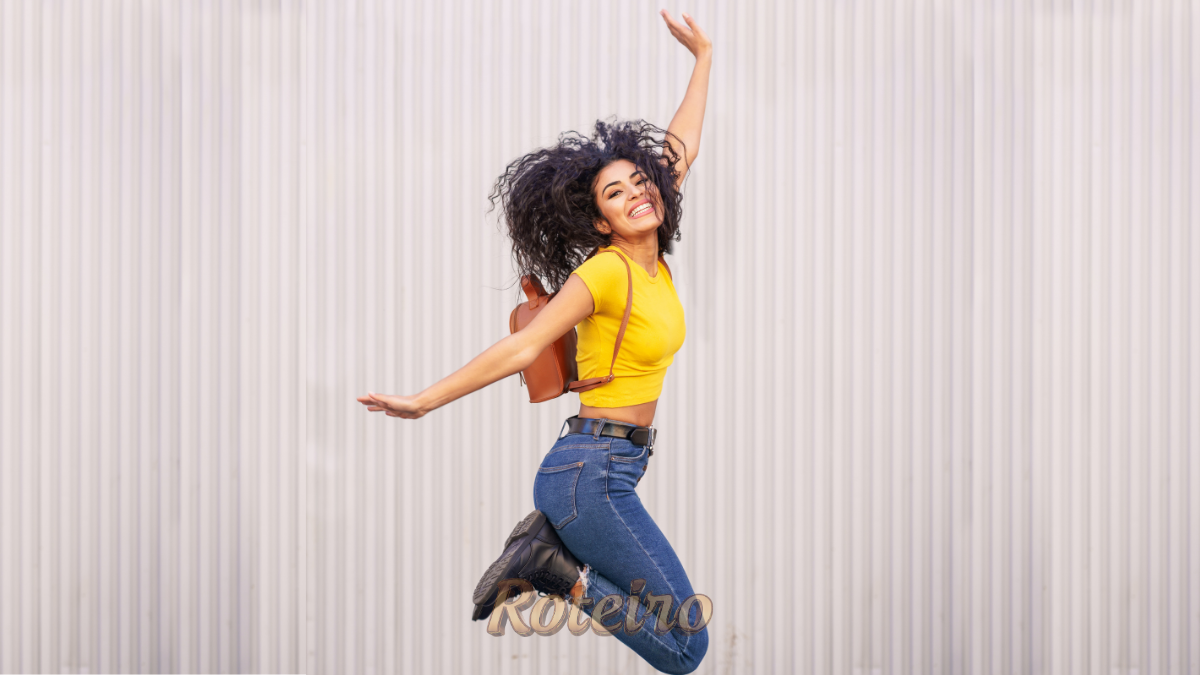 Mulher feliz indo aproveitar a semana da mulher no shopping jardim oriente