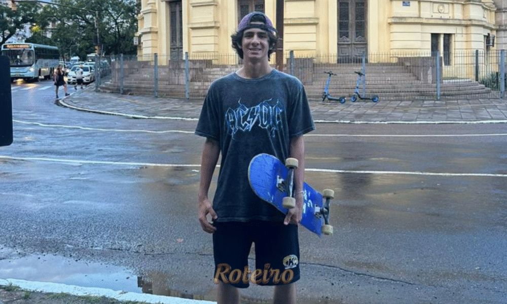 O skatista Rafael Tomé, de São José dos Campos, realiza manobra de treinamento na pista da Orla do Guaíba, em Porto Alegre, preparando-se para a etapa do STU National.