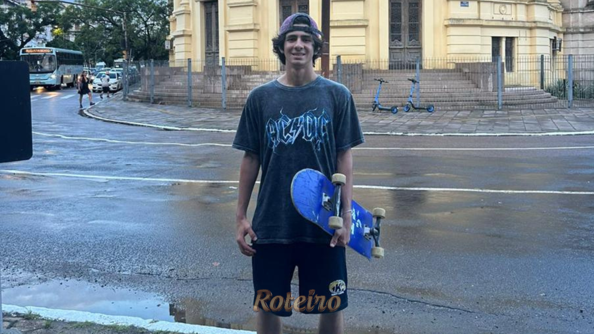 O skatista Rafael Tomé, de São José dos Campos, realiza manobra de treinamento na pista da Orla do Guaíba, em Porto Alegre, preparando-se para a etapa do STU National.