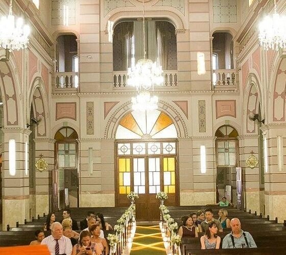 Interior da Catedral de São José em São José dos Campos (SJC) decorada para o feriado do padroeiro em 19 de março. Visão dos bancos, corredor central e altar-mor ao fundo