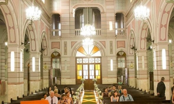 Interior da Catedral de São José em São José dos Campos (SJC) decorada para o feriado do padroeiro em 19 de março. Visão dos bancos, corredor central e altar-mor ao fundo