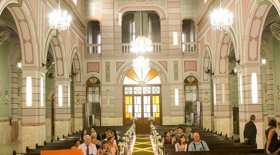 Interior da Catedral de São José em São José dos Campos (SJC) decorada para o feriado do padroeiro em 19 de março. Visão dos bancos, corredor central e altar-mor ao fundo