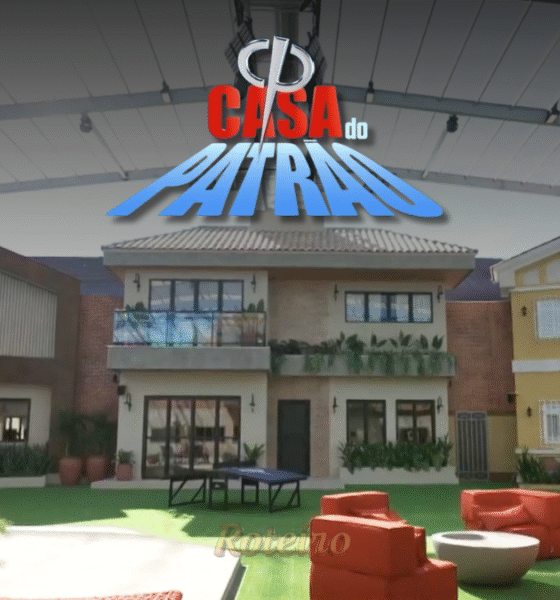 Fotografia promocional do reality show A Casa do Patrão, com o apresentador Leandro Hassum à frente de uma mansão luxuosa. O logótipo do programa e as marcas Record e Disney Plus aparecem no canto superior.