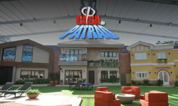 Fotografia promocional do reality show A Casa do Patrão, com o apresentador Leandro Hassum à frente de uma mansão luxuosa. O logótipo do programa e as marcas Record e Disney Plus aparecem no canto superior.