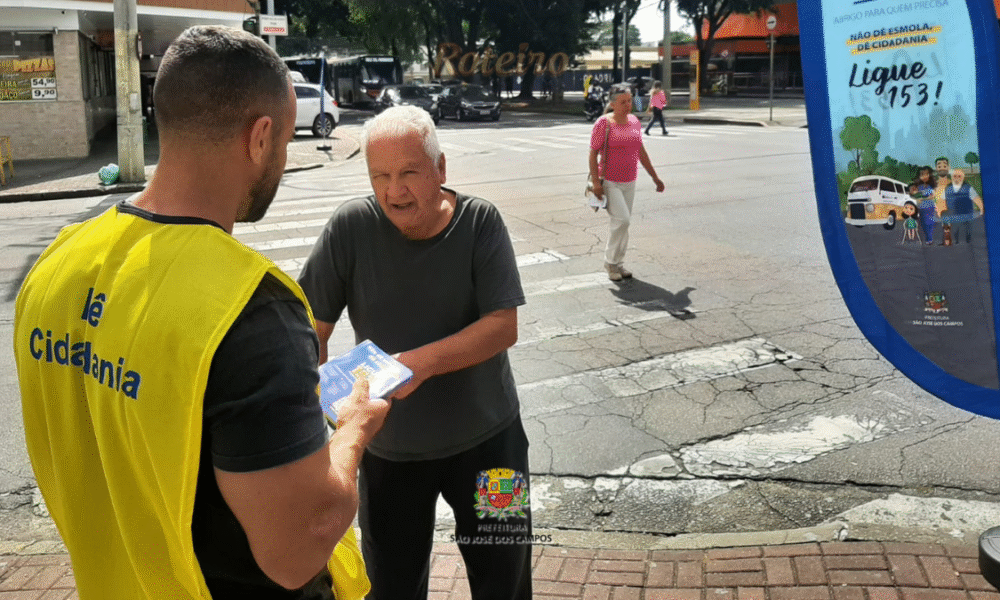As equipes explicam aos munícipes as rondas 24 horas e o acolhimento humanizado - Foto: PMSJC